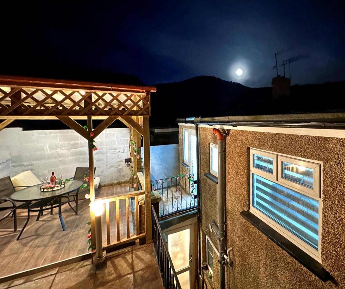 Fabulous Fiery Flat W Body Shower - Tylorstown Apartment *